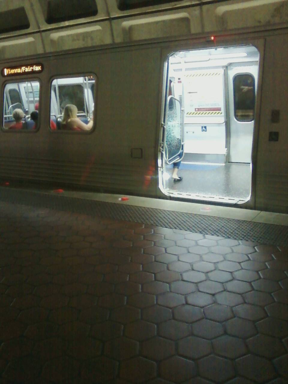 WMATA/DC Metro 7000 series car interior, seen from the platform,
looking in through open doors. Again, note the industrial, pallid interior
lighting, the minimalist seating, the lack of carpeting, and the overall
feel that the car is designed to be easily and cheaply cleaned without any
regard for passenger comfort.  For further details, please visit
www.wirelessnotes.org.