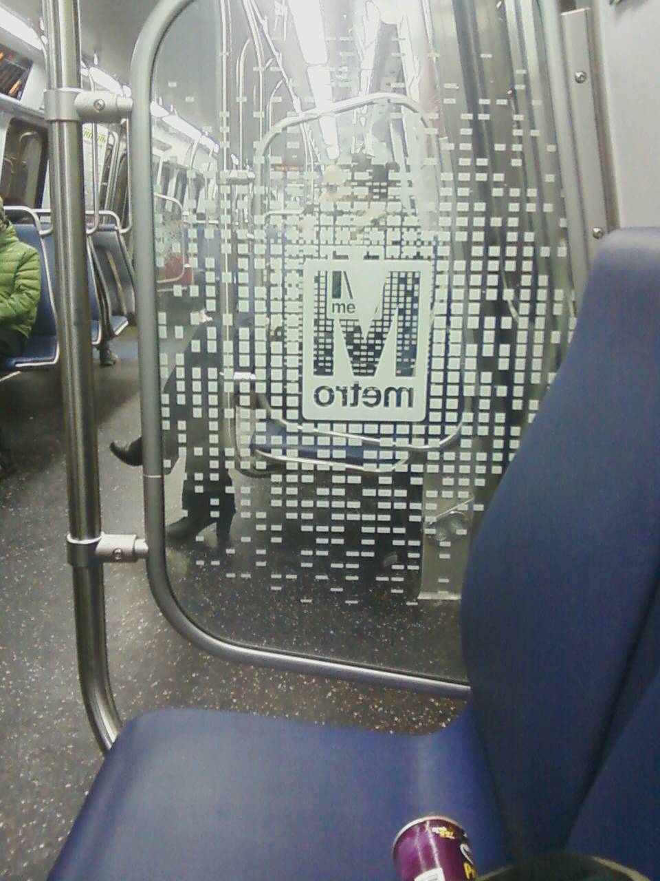 WMATA/DC Metro 7000 series car interior, detailing the door/wind
screens. While offering a bit more protection from other passengers than
some of the partitions (they're really not screens) on the 6000 series
(above), they do not form a solid barrier near the doors and readily allow
wind, rain, and cold/hot temperatures from the outside the permeate into
the interior on the railcar, and are thus of limited utility as compared
to the full door panels/screens of the 1000-5000 series. For further
details, please visit www.wirelessnotes.org.